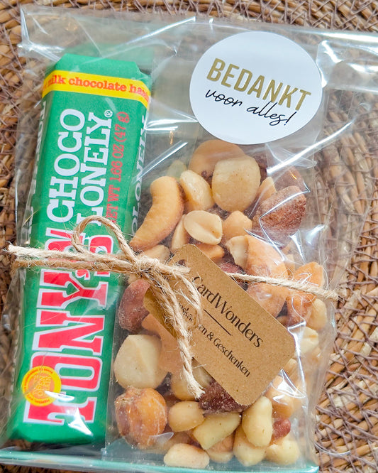 aardigheidje man eten nootjes chocola