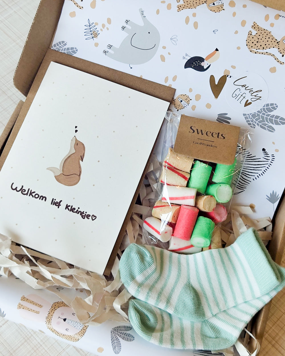 felicitatie geboorte baby cadeautje sturen sokjes vosje brievenbuscadeautje snoepjes kado geboorte