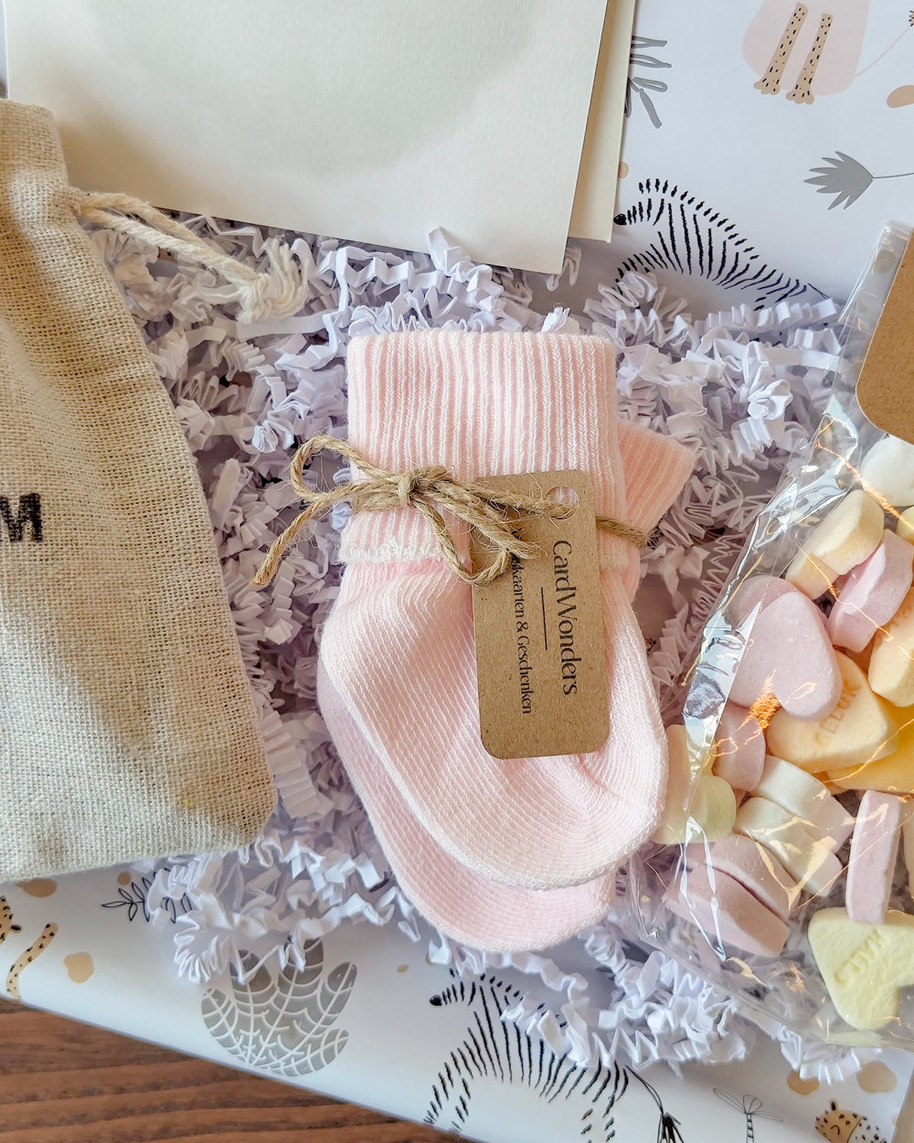 kraamcadeau met naam baby cadeau pakket sokjes