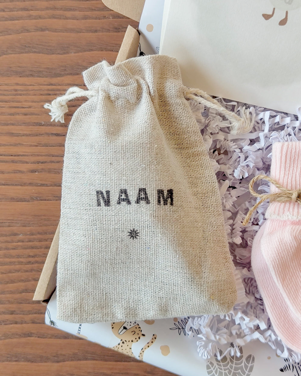 kraamcadeau met naam baby cadeau pakket sokjes geboorte