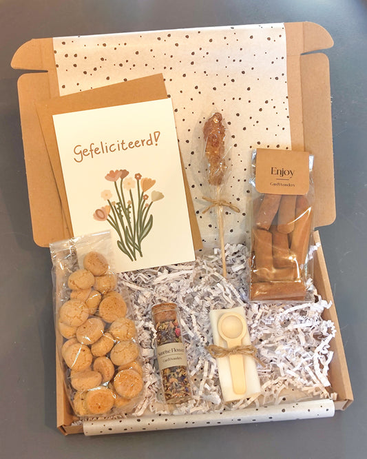 Verjaardagspakketje met thee & kaneelstokjes