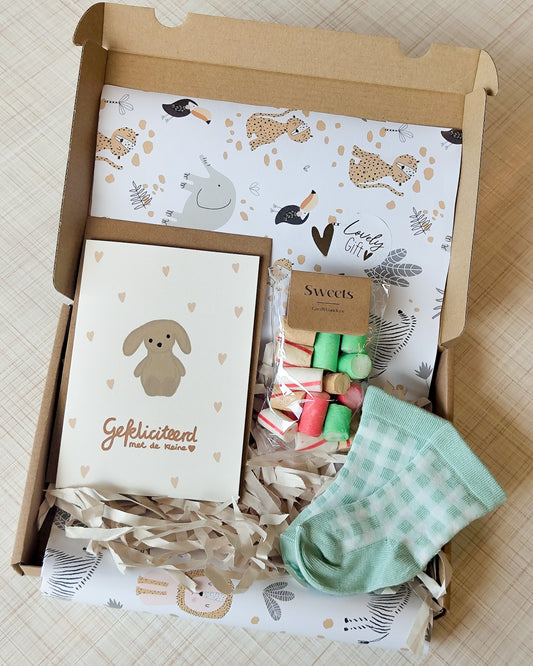 felicitatie geboorte baby cadeautje sturen sokjes konijntje snoepjes kraamcadeau