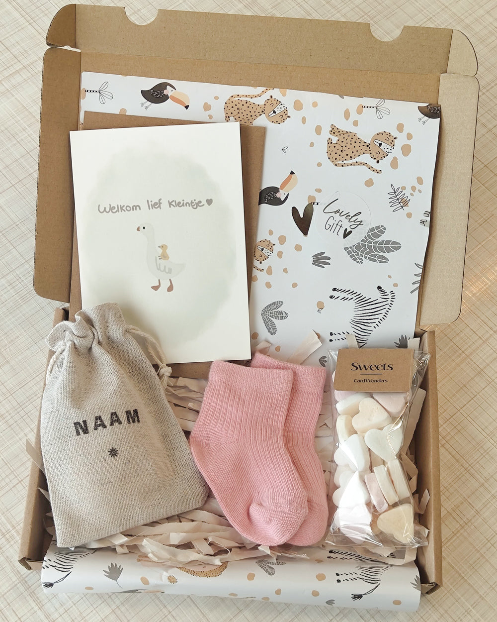 kraamcadeau met naam baby cadeau pakket sokjes